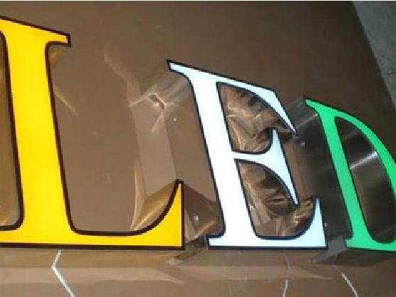 咸丰介绍LED招牌的基础知识。